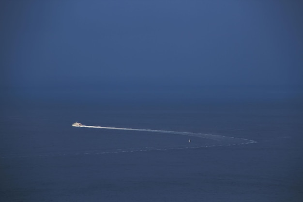 Foto landschaftlicher blick auf das meer vor klarem blauem himmel