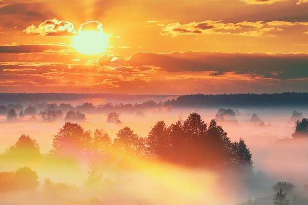 Foto landschaftlicher blick auf den himmel beim sonnenuntergang