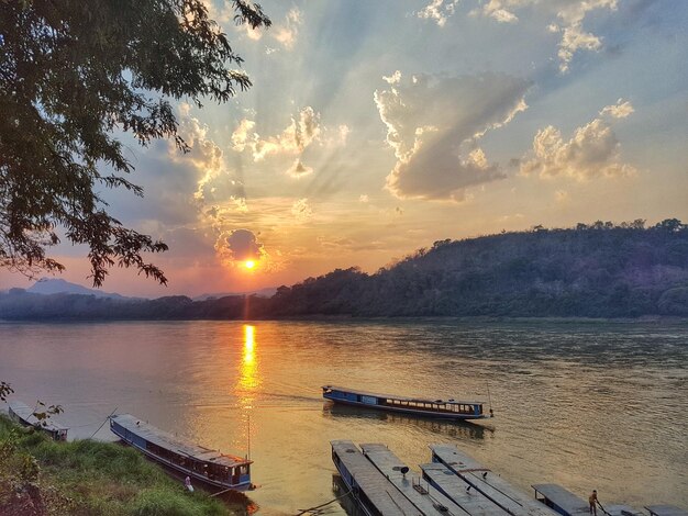 Landschaftlicher Blick auf den Sonnenuntergang über dem Wasser