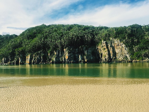 Foto landschaftlicher blick auf den strand vor einem schönen blauen himmel