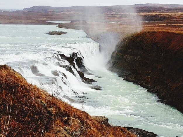 Foto landschaftlicher blick auf den wasserfall vor dem himmel