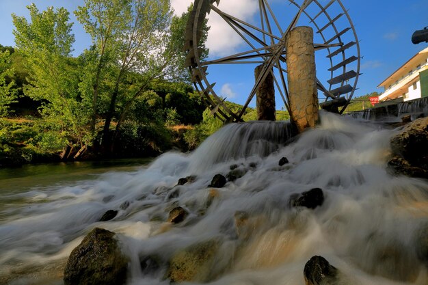 Foto landschaftlicher blick auf den wasserfall vor dem himmel