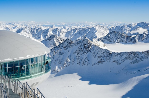 Landschaftlicher Blick auf schneebedeckte Berge