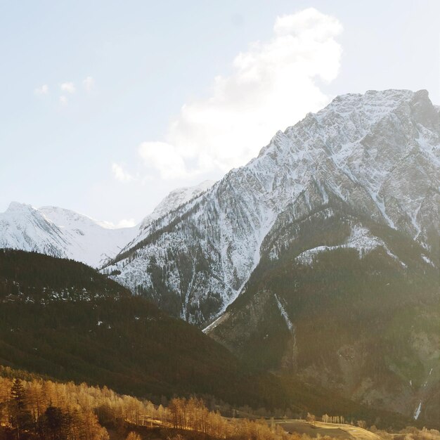 Landschaftlicher Blick auf schneebedeckte Berge