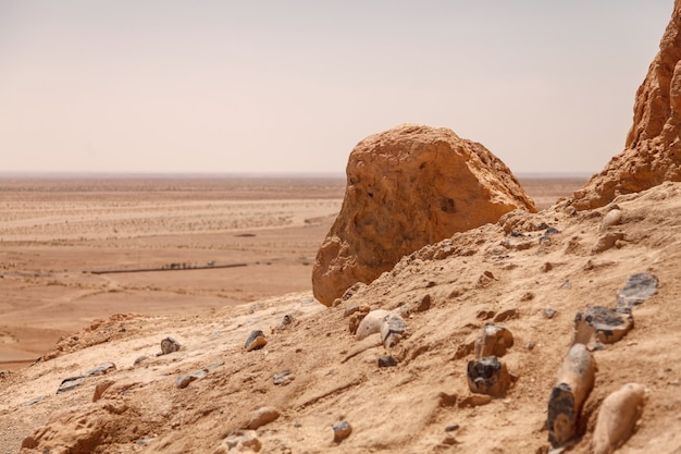 Landschafts-Chebika-Oase in der Sahara-Wüste. Blick auf die Berglandschaft. Bergoase mit malerischer Aussicht in Nordafrika. Das Hotel liegt am Fuß des Jebel El Negueba. Atlasgebirge am sonnigen Nachmittag. Tozeur, Tunesien