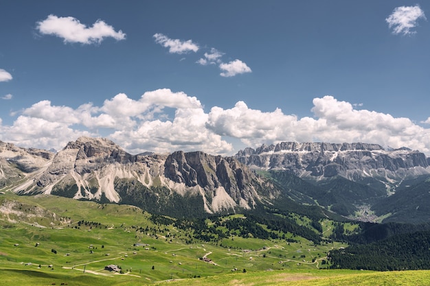 Landschaftsalpen mit grünem Berghügel unter Himmel