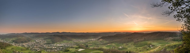 Foto landschaftsansicht auf dem feld gegen den himmel bei sonnenuntergang