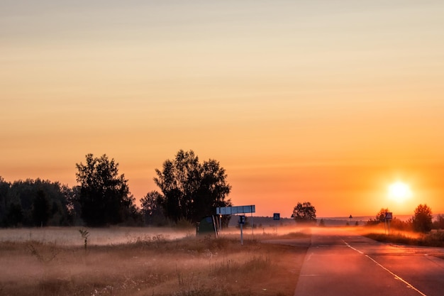 Landschaftsansicht auf dem Feld gegen den Himmel bei Sonnenuntergang