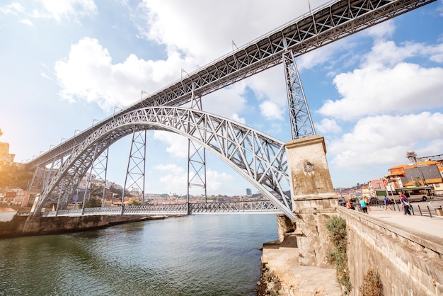 Landschaftsansicht auf der berühmten Eisenbrücke in der Stadt Porto, Portugal