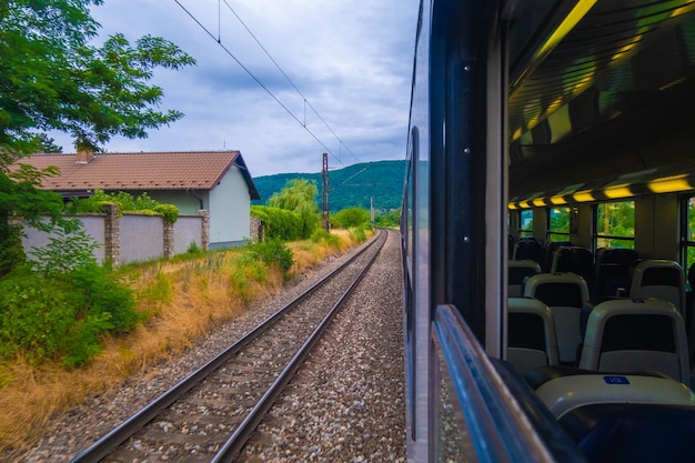 Landschaftsansicht aus dem Zugfenster