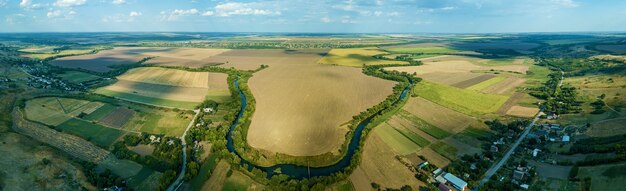 Landschaftsansicht aus der Luft Draufsicht auf den Fluss, Luftaufnahme des Waldes. Landschaft der Natur außerhalb der Stadt