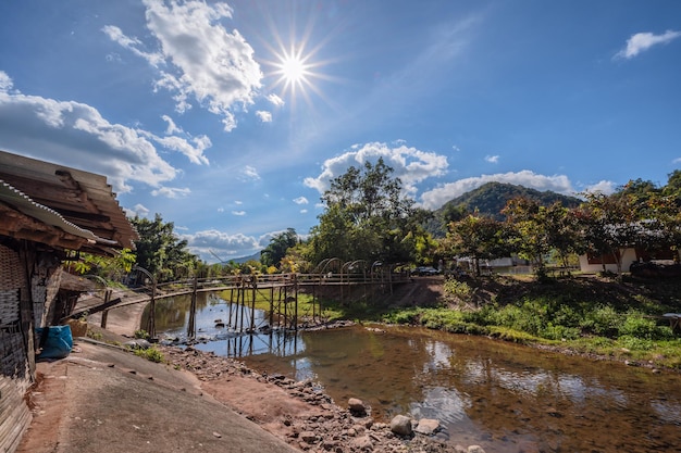 Landschaftsansicht der Berge und des Flusses von Boklua Village in Nan ThailandBoklua ist ein alter Salzbrunnen in Thailand Thailand Zielreise