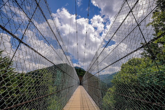 Landschaftsansicht der Hängebrücke vor dem Himmel