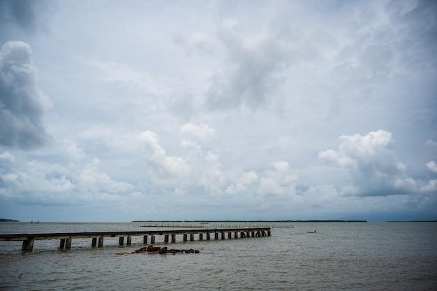 Landschaftsansicht der Meereslandschaft und des Himmels von Ang Kapong Pier Trat