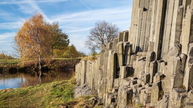 Foto landschaftsansicht der panska skala - basaltfelssäulen in der tschechischen republik im herbst