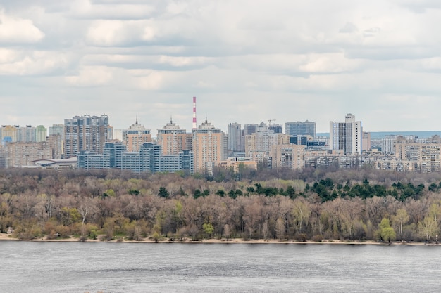 Landschaftsansicht der Stadt mit Häusern in Kiew Ukraine