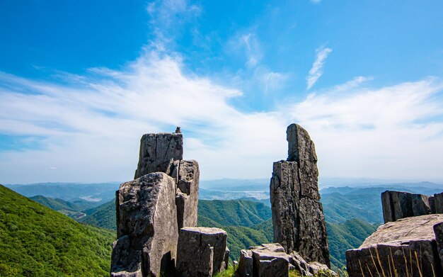 Landschaftsansicht der vertikalen Felsen des Berges Mudeungsan in Gwangju, Südkorea