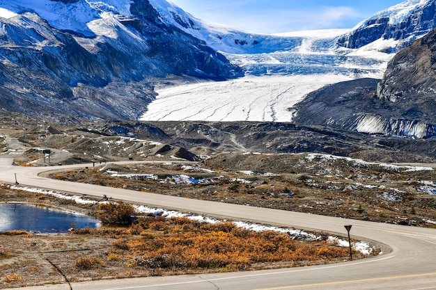 Landschaftsansicht des Athabasca-Gletschers am Columbia Icefield Parkway in Kanada