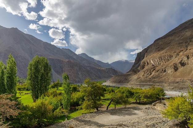 Landschaftsansicht des Dorfes Turtuk, eines wunderschönen kleinen Dorfes LehLadakh im Norden Indiens