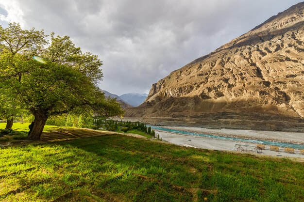 Landschaftsansicht des Dorfes Turtuk, eines wunderschönen kleinen Dorfes LehLadakh im Norden Indiens