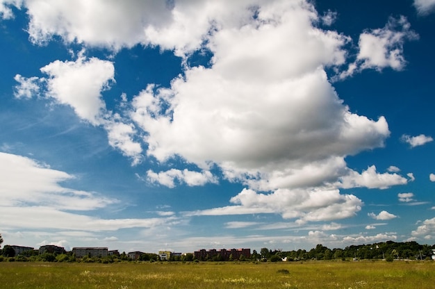 Foto landschaftsansicht des feldes gegen den himmel