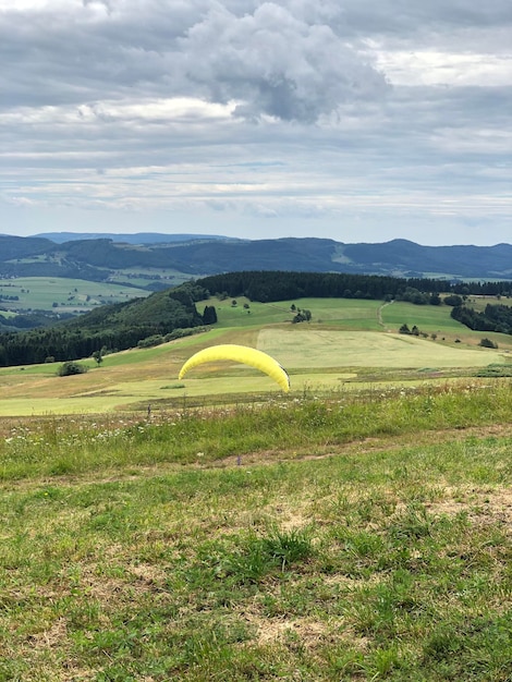 Landschaftsansicht des Feldes gegen den Himmel