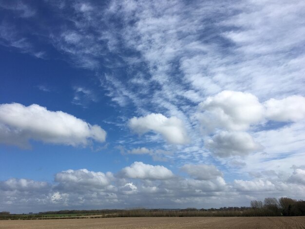 Foto landschaftsansicht des feldes gegen den himmel