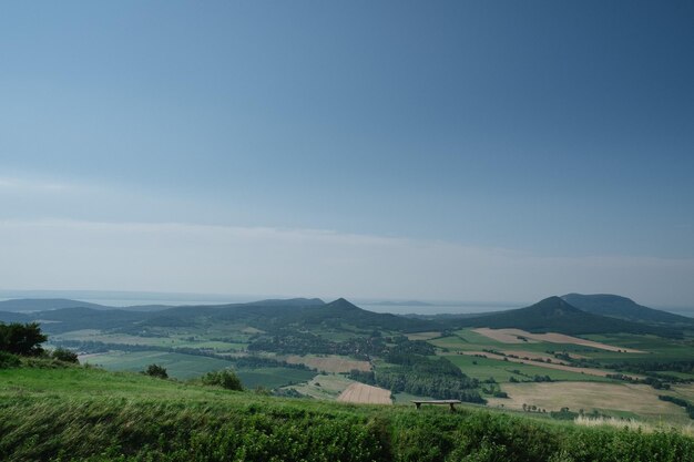 Landschaftsansicht des Feldes gegen den Himmel