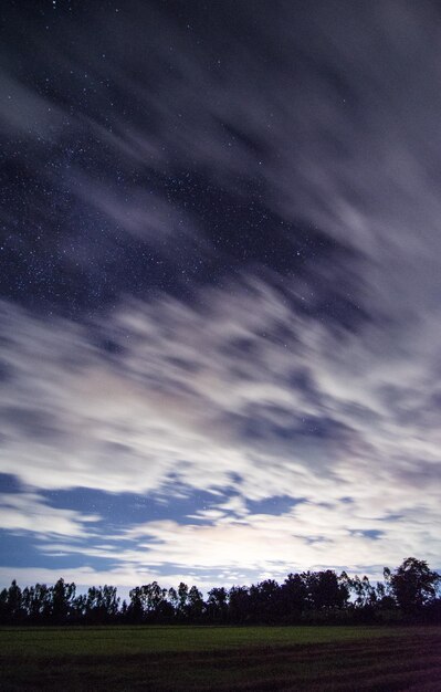 Foto landschaftsansicht des feldes gegen den nachthimmel