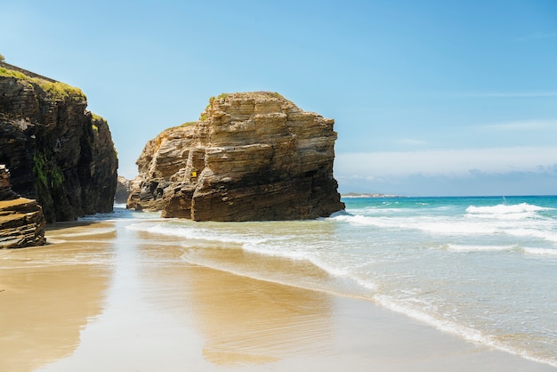 Foto landschaftsansicht des kathedralenstrandes in galizien, spanien