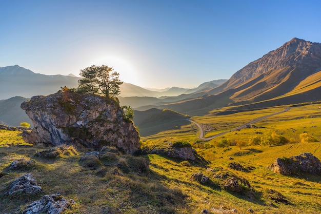 Landschaftsansicht des Kaukasusgebirges in Inguschetien im Kaukasus in Russland
