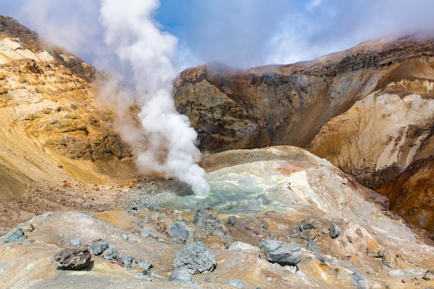 Landschaftsansicht des Kraters eines aktiven Vulkans, erstaunliche Vulkanlandschaft, heiße Quelle und Fumarole, Lavafeld, Gasdampfaktivität, Reiseziele für Bergsteigen, Aktivurlaub und Wandern