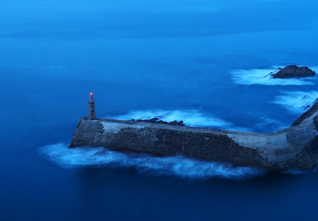 Landschaftsansicht des Leuchtturms am Meer