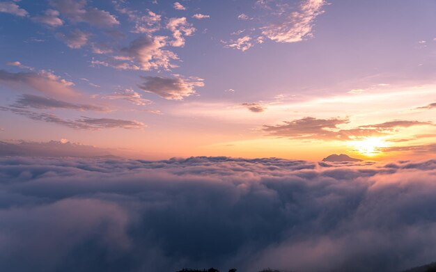 Landschaftsansicht des Sonnenaufgangs über dem nebligen Wetter im Manungkot-Hügel in Nepal