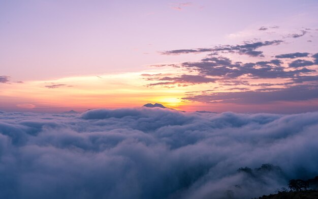 Landschaftsansicht des Sonnenaufgangs über dem nebligen Wetter im Manungkot-Hügel in Nepal