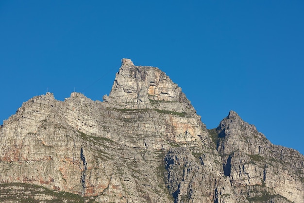 Landschaftsansicht des Tafelbergs in Kapstadt Südafrika mit blauem Himmel und Kopierraum Niedriger Winkel eines steilen, rauen und schroffen berühmten Wandergebiets Riskante und gefährliche Herausforderung, den Gipfel zu besteigen