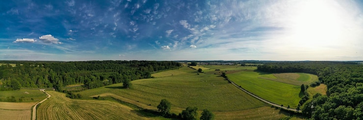 Foto landschaftsansicht eines ackerfeldes vor dem himmel