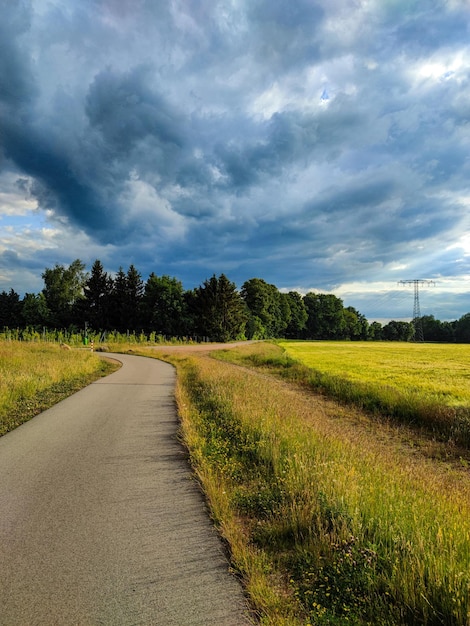 Landschaftsansicht eines Ackerfeldes vor dem Himmel
