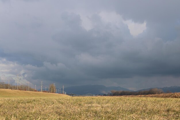 Foto landschaftsansicht eines ackerfeldes vor dem himmel