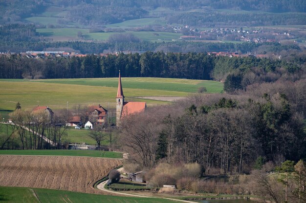 Foto landschaftsansicht eines ackerfeldes