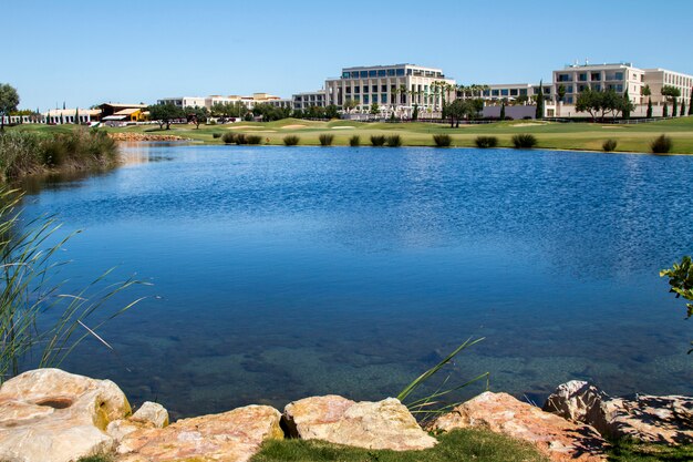 Landschaftsansicht eines Golfplatzes an der Algarve.