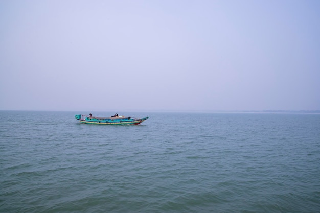 Landschaftsansicht eines traditionellen Reisebootes im Fluss Padma - Bangladesch