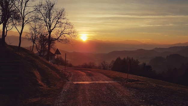 Landschaftsansicht gegen den Himmel bei Sonnenuntergang
