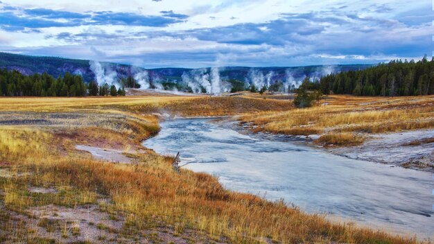 Foto landschaftsansicht gegen den himmel im yellowstone nationalpark