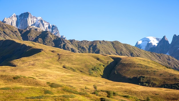 Landschaftsansicht in bergigem Gelände in Georgia