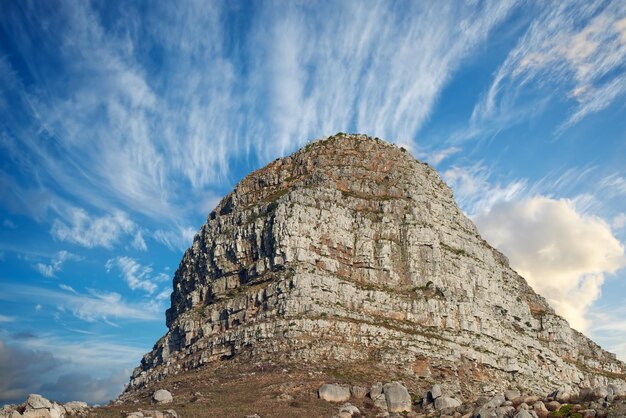 Landschaftsansicht mit blauem Himmelskopierraum des Lions Head Mountain in Kapstadt, Südafrika Steiles, raues, malerisches und berühmtes Wandergebiet mit bewölktem Himmelshintergrund Erreichen Sie den Gipfel und genießen Sie die Spitze