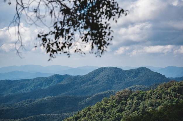 Landschaftsansicht und Schichtenberg im ländlichen Gebiet Chiangmai