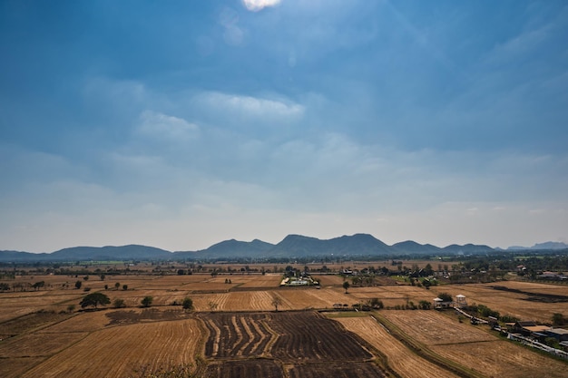 Landschaftsansicht vom Wat Tham Suea Tigerhöhlentempel kanchanaburi thailandEin 18 Meter hoher Buddha aus dem Jahr 1973 steht im Mittelpunkt dieses bekannten Tempels auf einem Hügel