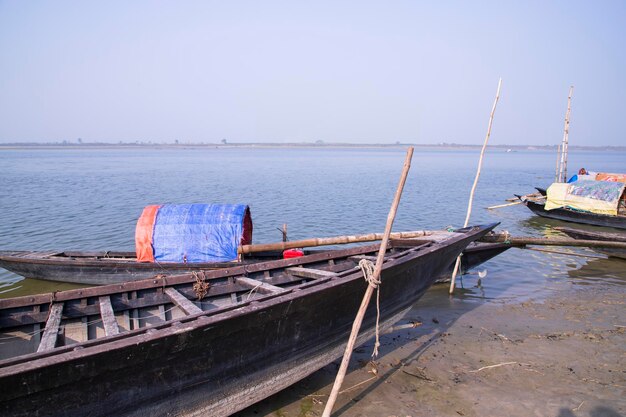 Landschaftsansicht von einigen Holzfischerschiffen am Ufer des Padma-Flusses in Bangladesch