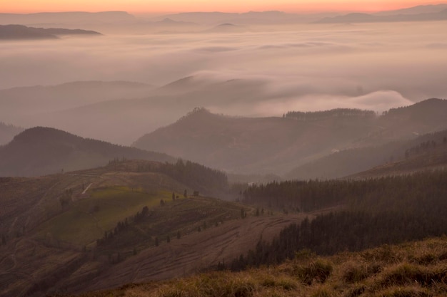 Landschaftsansicht von nebligen Bergen unter Sonnenunterganglicht